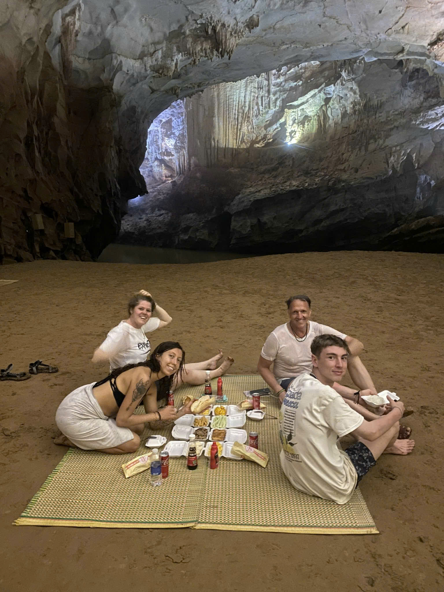 Nghỉ ngơi trong hang động